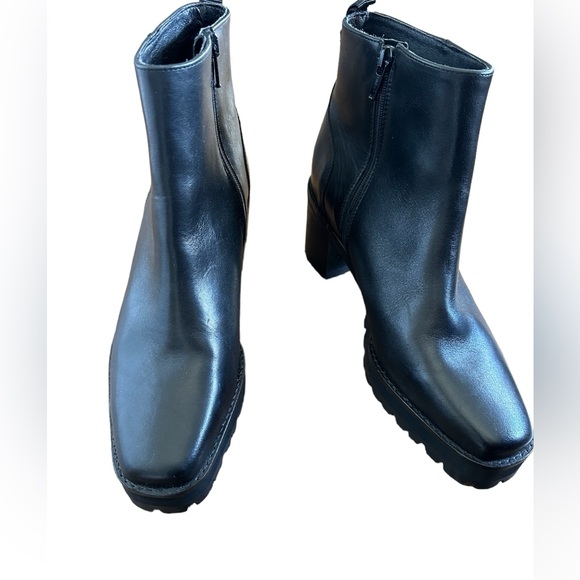 Andre’ Assous black leather ankle boots 
Size 9 - Picture 3 of 10